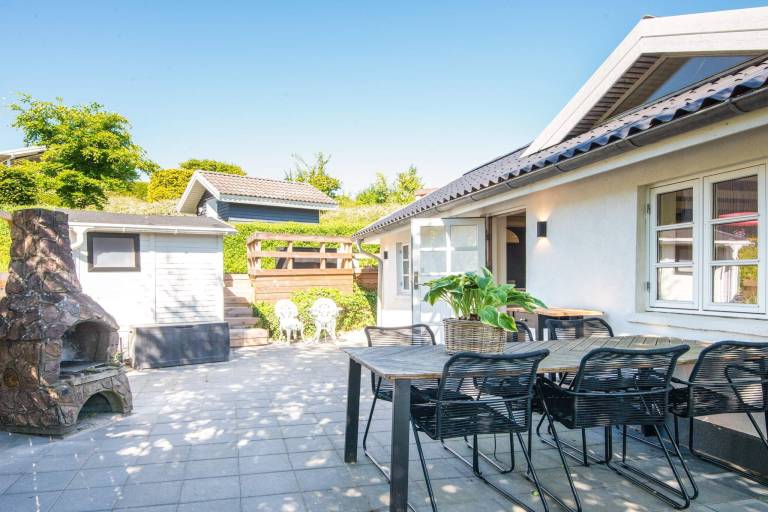 House with patio & garden — photo 2