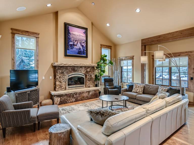 Aspen Grove Chalet: Private Hot Tub, Fire Pit, Pet-Friendly, Near Downtown in Breckenridge, CO