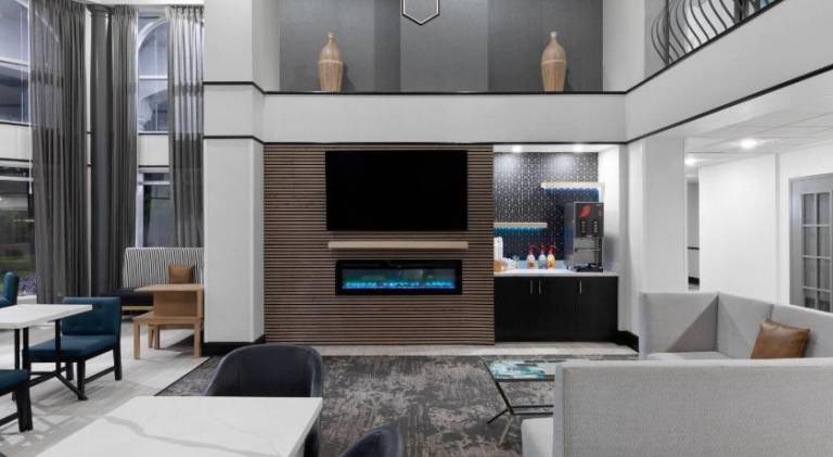 La Quinta Inn & Suites by Wyndham Houston Bush IAH South — photo 2
