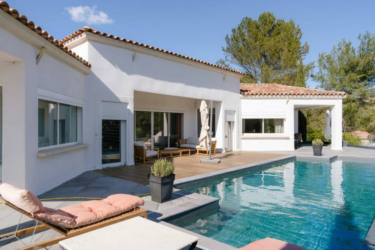 Vacation home with terrace, garden & private pool in Cabries