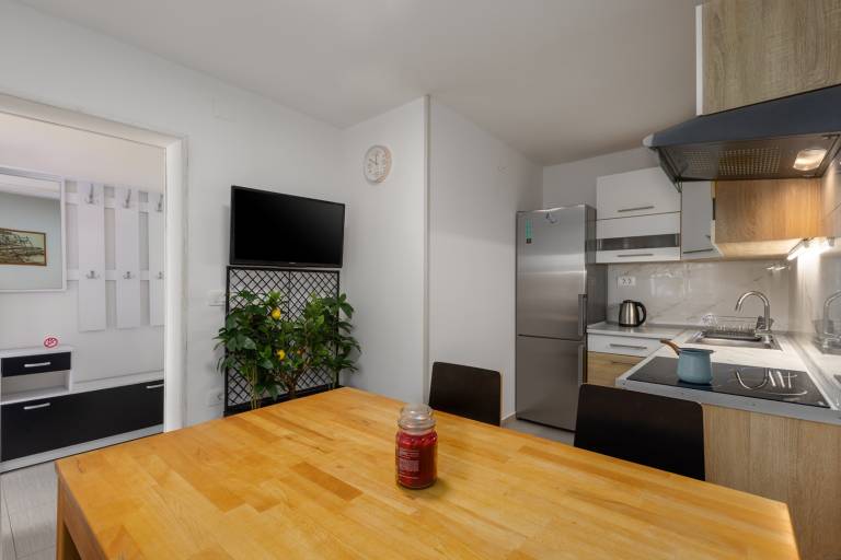 Apartment with yard & patio — photo 2