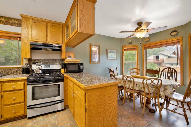 Family-oriented pleasant cabin with jacuzzi, patio & grill | Mountain view | Good for workation | Pet-friendly — photo 5