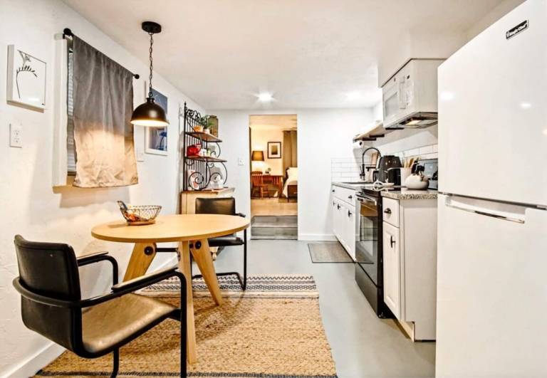 Rustic Gem 5min Asian District Full Kitchen