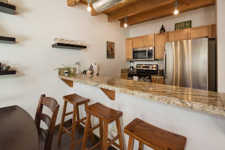 Updated Pet Friendly Condo - Walk to Main Street - Central AC — photo 5