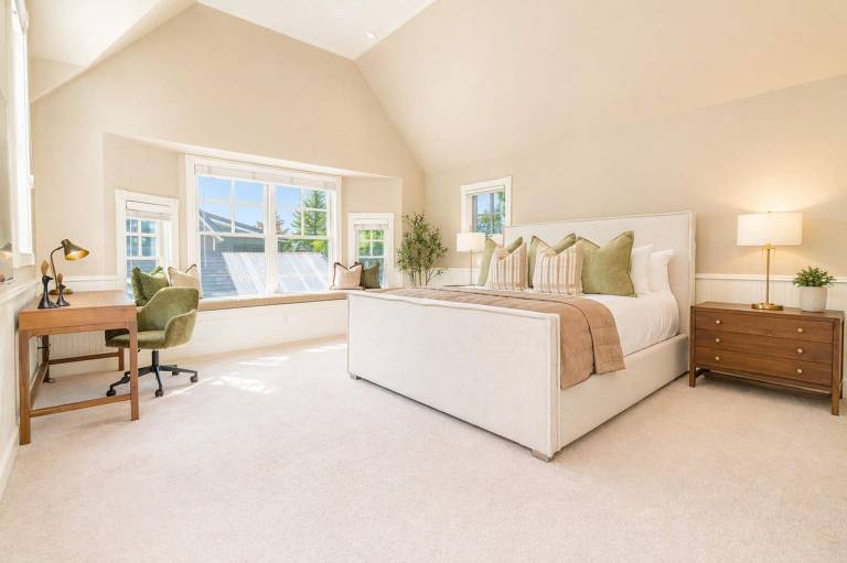Spacious Designer 3BR Victorian with AC Hot Tub — photo 3