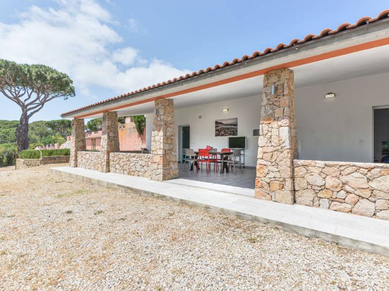 Charming vacation home with yard, patio & pool | Pets are welcome — photo 4