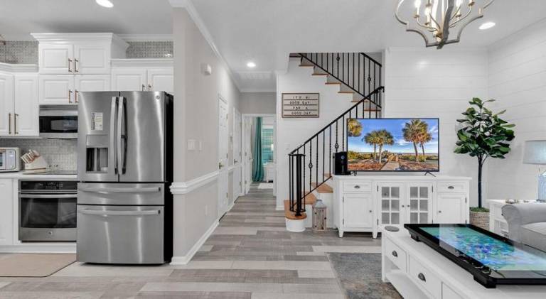Vacation home with pool — photo 2