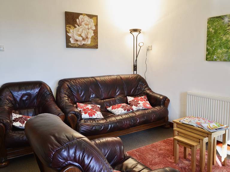 Family-oriented cottage with yard & grill | Pet-friendly — photo 3