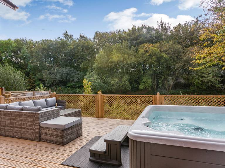 Child-friendly charming cottage with hot tub, garden & patio | River view | Pets allowed — photo 2