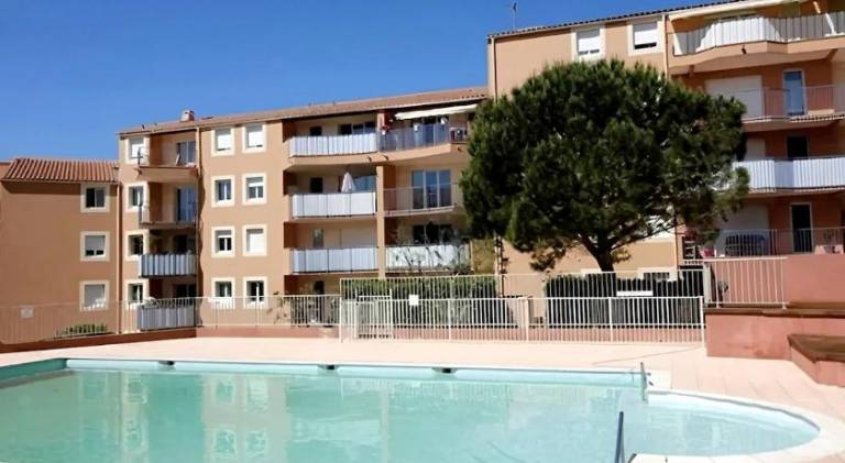 Apartment with pool in Fréjus