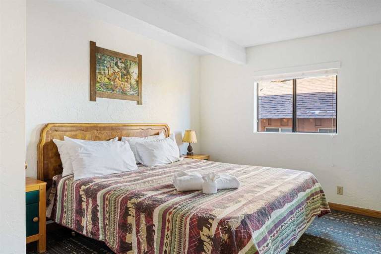 Village Suites Inn American Black Bear Perfect Location In the Village Fully equipped upstairs unit. — photo 4
