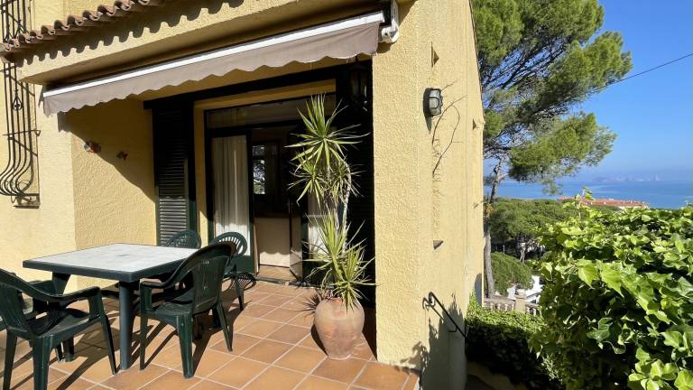 House with yard, barbecue & patio in Begur