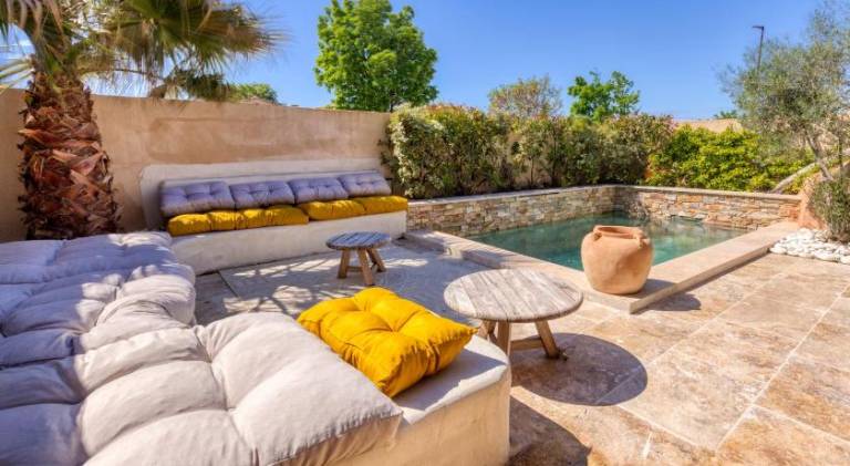 Villa with terrace, private pool & garden in L'Isle-sur-la-Sorgue