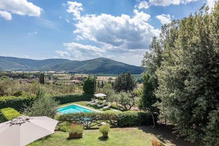 Villa with private pool, barbecue & garden | Pool view | Suitable for remote work — photo 4