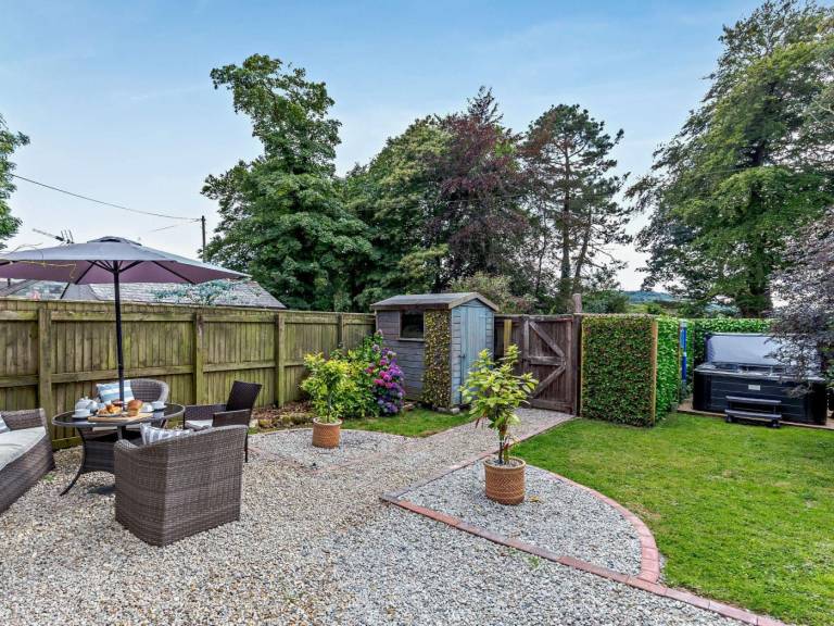 Cottage with hot tub, barbeque & garden — photo 3