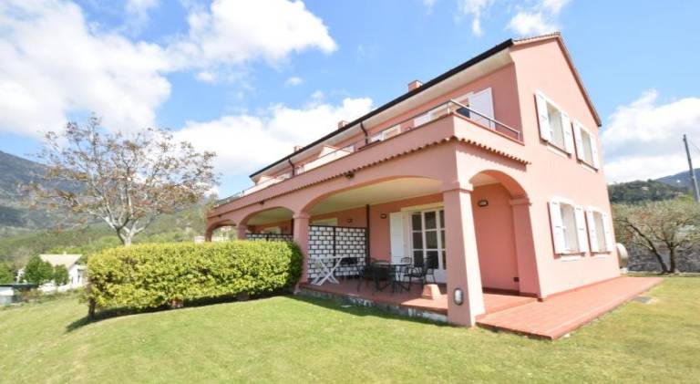 House with pool, garden & patio in Moneglia