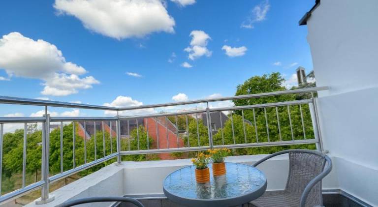 Holiday apartment with terrace & yard — photo 4