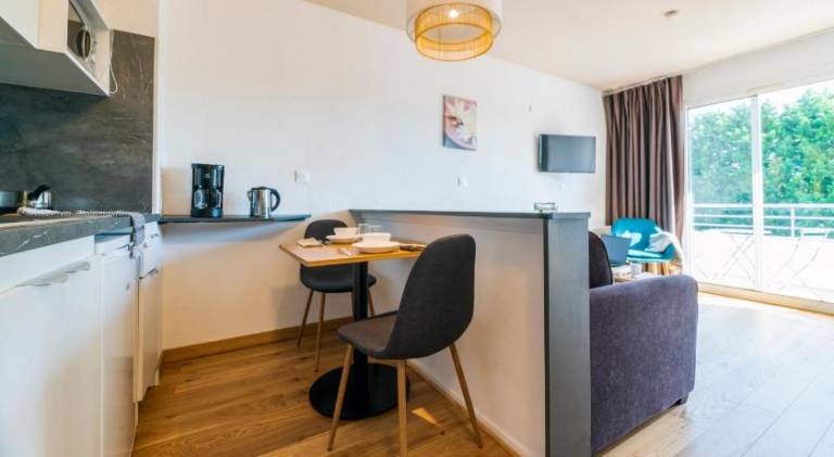 Serviced apartment with garden, pool & terrace — photo 3