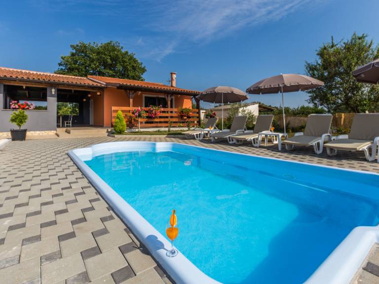 House with terrace, barbecue & private pool — photo 2