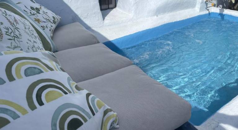 Vacation home with barbeque, patio & pool — photo 4