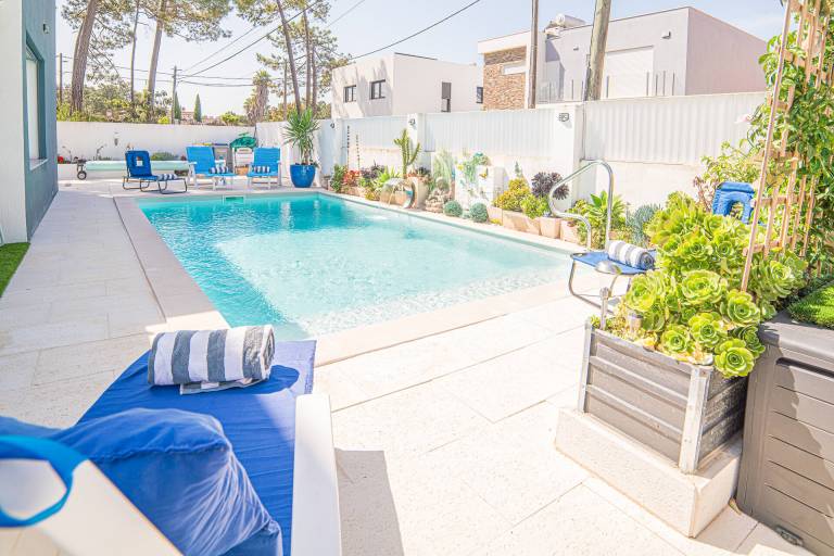 Villa with yard, barbeque & private pool — photo 3