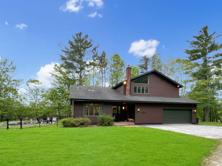 House with private pool & grill in Rutland, VT