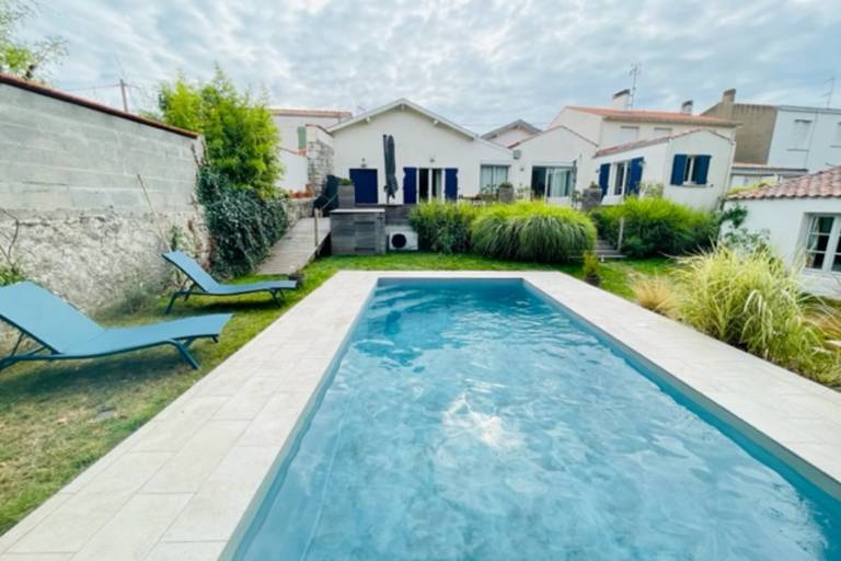 House with yard, grill & private pool — photo 2