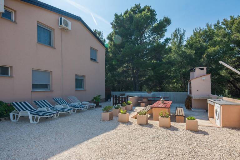 Rental apartment with grill & yard — photo 4
