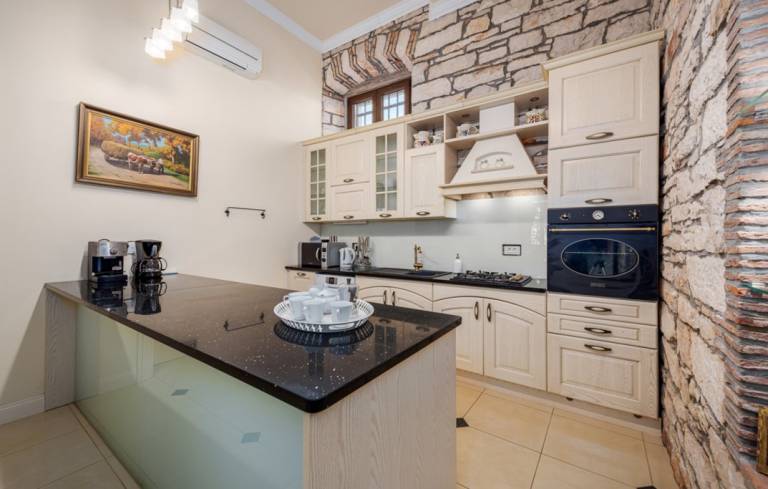 Villa with BBQ, patio & yard | City view — photo 3