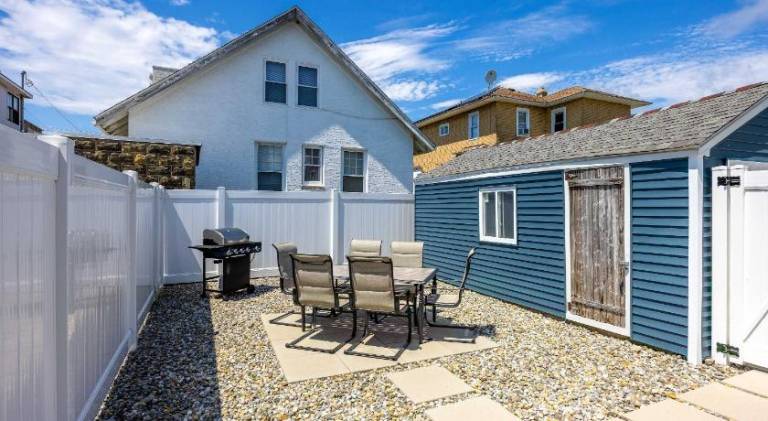 Modern Beach Retreat Sleeps 8 - Big Yard & BBQ — photo 5