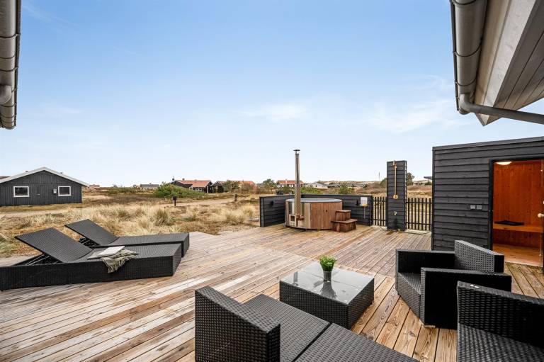 Vacation home with patio, sauna & jacuzzi — photo 2