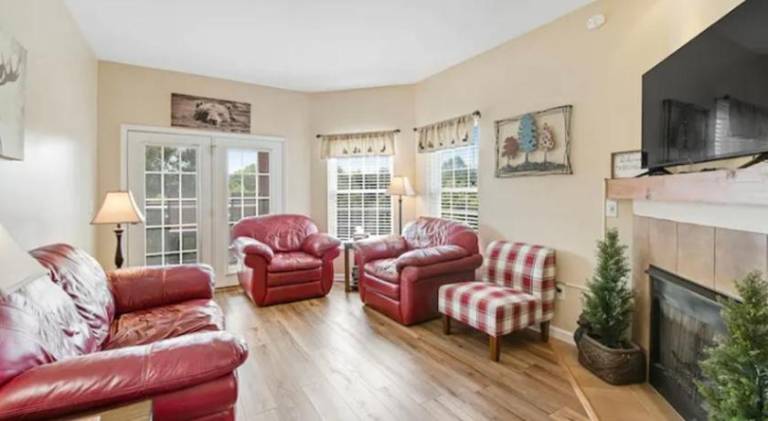 Bandit's Riverfront Retreat - Mountain View- Condo-Fishing-Balcony-Fireplace-Great Location! — photo 4