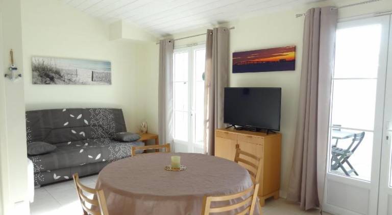 Vacation home with terrace & BBQ in Le Bois-Plage-en-Re