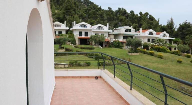 Villa with garden, BBQ & patio — photo 4