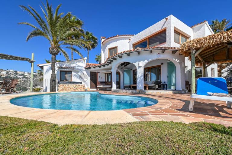 Vacation home with private pool, barbecue & jacuzzi — photo 3