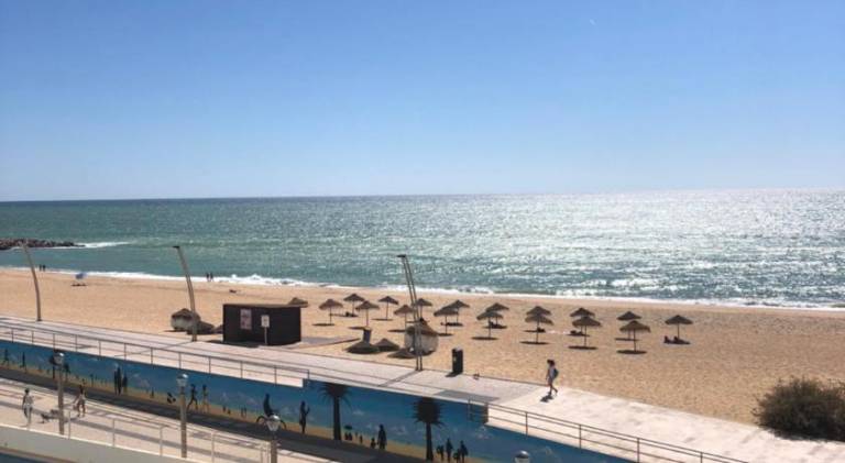 Apartment Girasol Front Beach Quarteira Algarve in Loulé