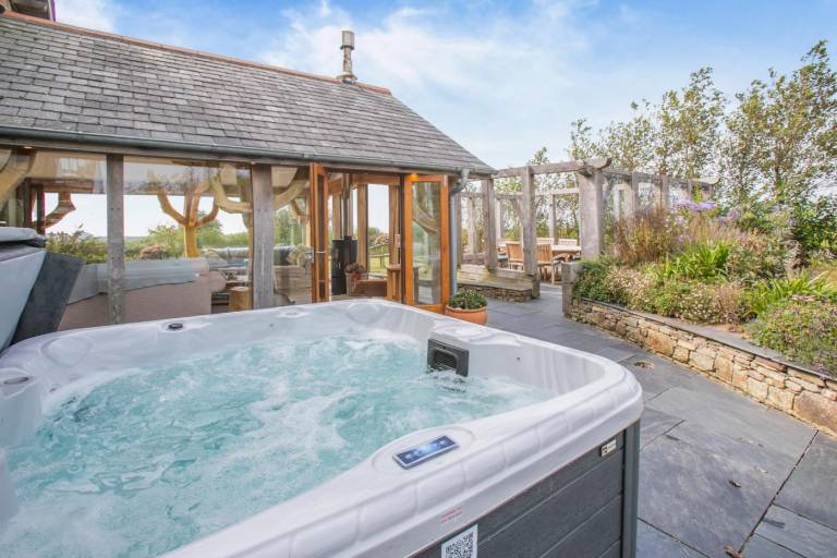 Cottage with barbeque, hot tub & garden in Bideford