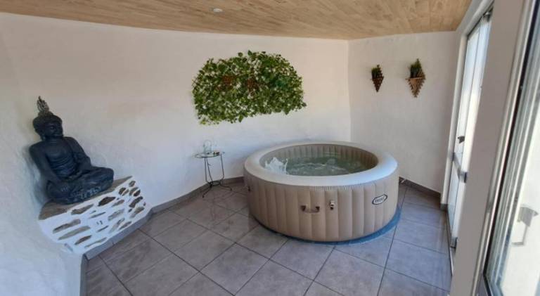 Vacation home with pool & hot tub | Dogs allowed — photo 4