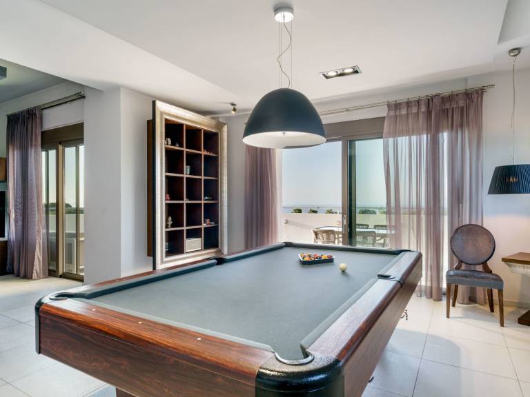 Vacation home with yard, private pool & grill — photo 5