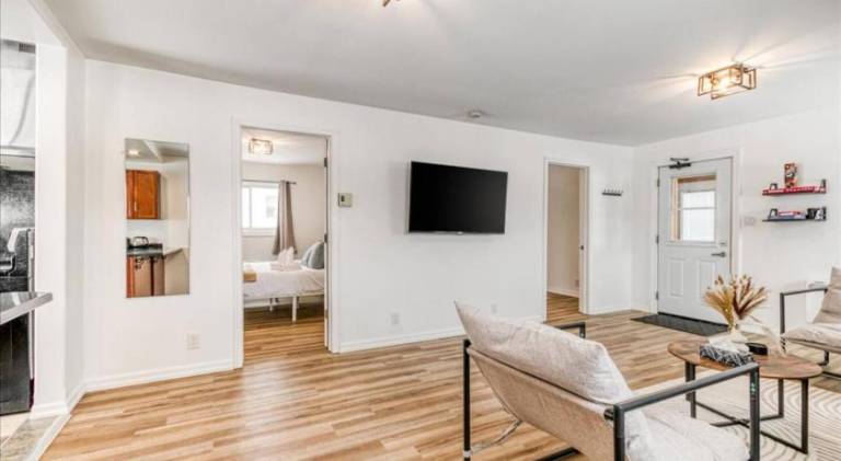 Charming 2 Bed 1 Bathroom Escape with Free Parking and WiFi — photo 2