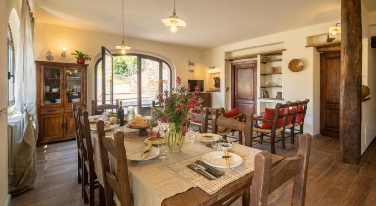 Vacation home with private pool, BBQ & patio — photo 4