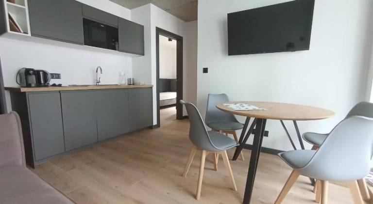 Serviced apartment with patio & garden — photo 3
