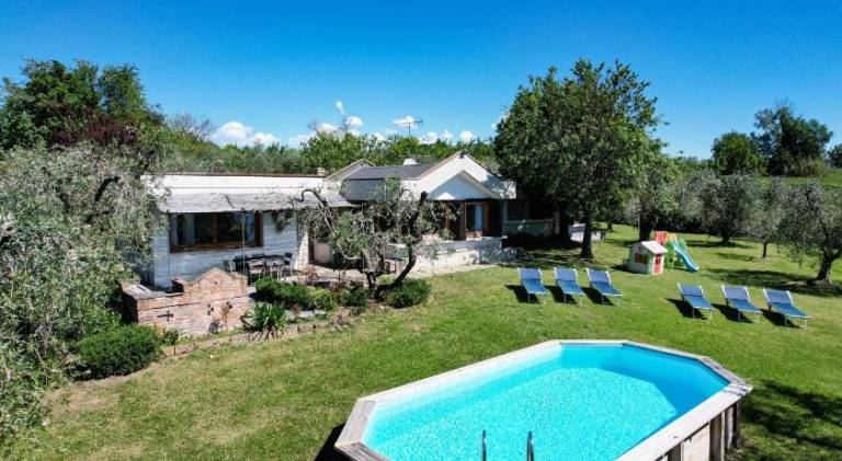 Nice villa with yard & pool | Dogs allowed — photo 2