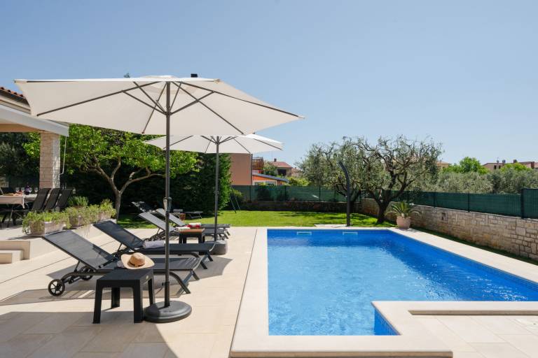 Villa with private pool, garden & terrace | Garden view — photo 5