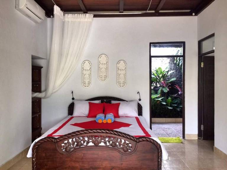 Villa with jacuzzi, pool & yard | Perfect for remote work | Pets allowed — photo 2