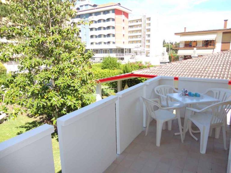 Apartment with terrace & yard — photo 3