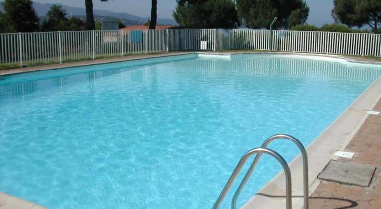 Rental apartment with patio & private pool in Grosseto-Prugna