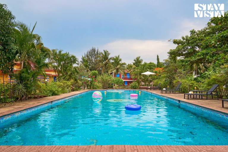 Villa with yard & pool — photo 4