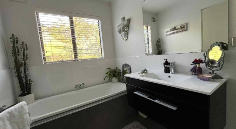 Rose Cottage - private suite - bedroom, lounge, bathroom and kitchenette — photo 2