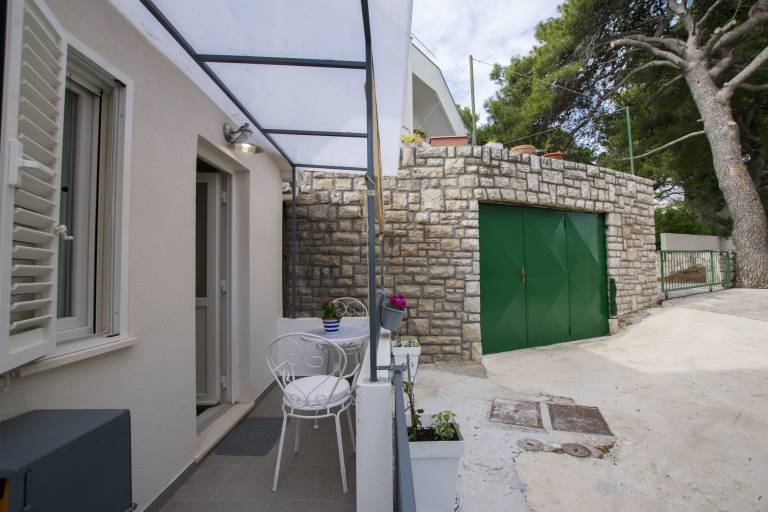 Rental apartment with yard, barbeque & patio | Garden view — photo 3